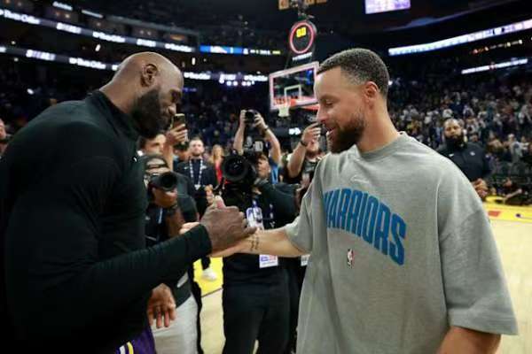 【库里父亲称勇士需要詹姆斯】近日，前NBA球员戴尔·库里在一档播客节目中谈到了勒