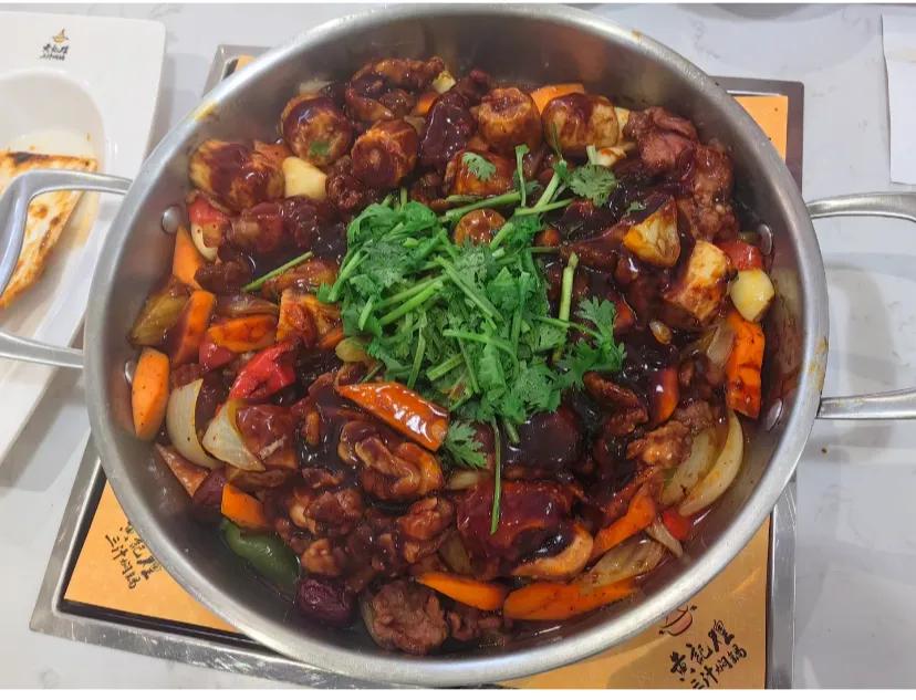 我发现带着帽子出去的时候很容易被当成npc
我发现当我一个人戴着帽子出门的时候很