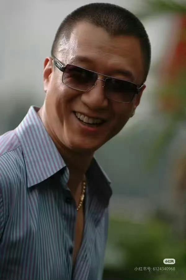 孙红雷 长得老实鼻钉都以为是痘坑 网友厉害了，这都能发现啊，原来那个是鼻钉留下的