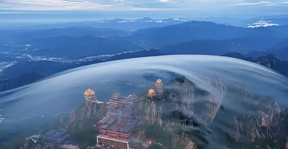 北京网友“航拍男孩”拍到老君山“灵气护罩”奇观，仙气外挂实属罕见。(来源 : 网