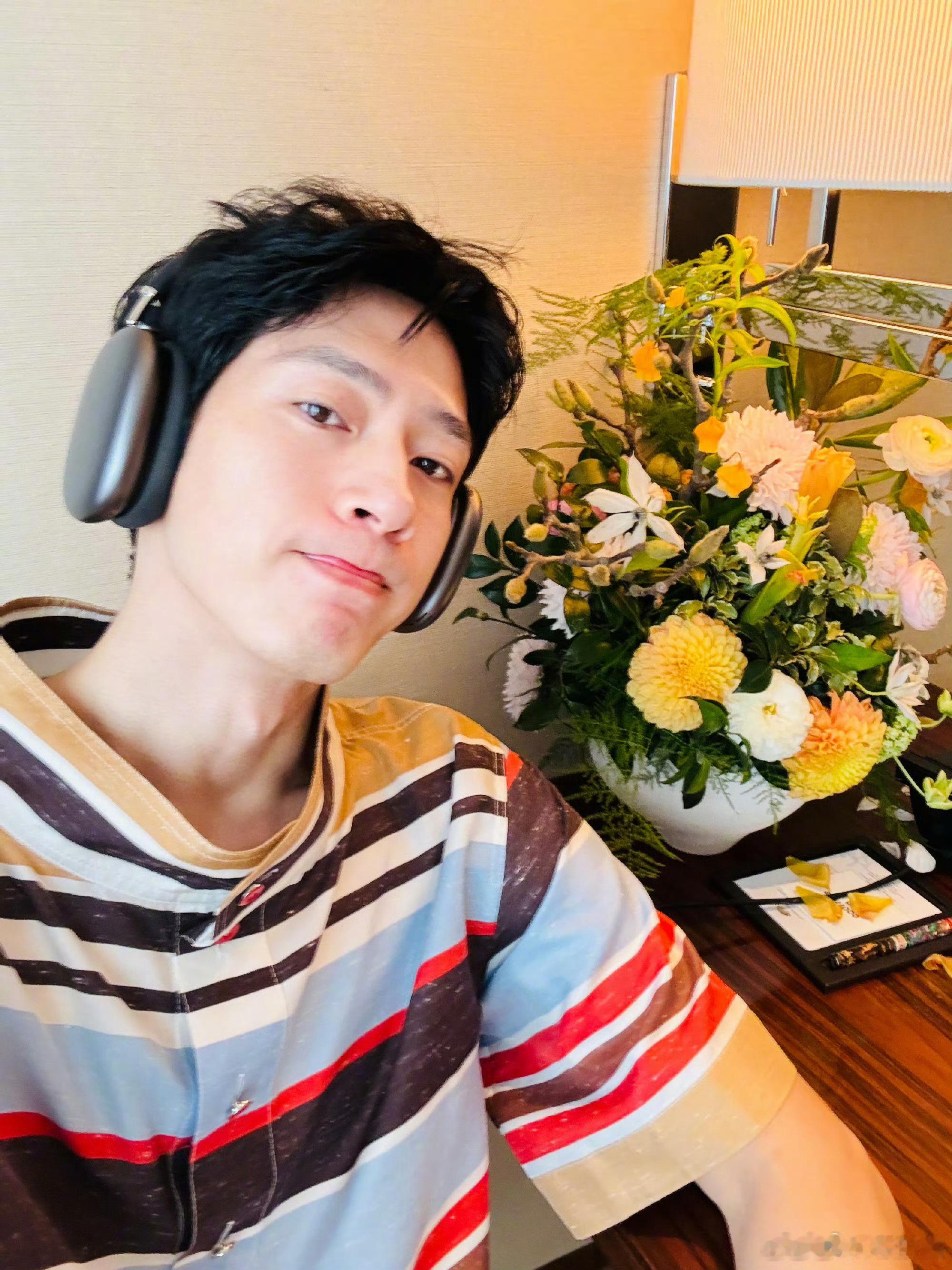 井柏然看热搜笑晕，前脚演唱会被现场点名，后脚一堆词条冲上热搜，不知道本人刷到是什