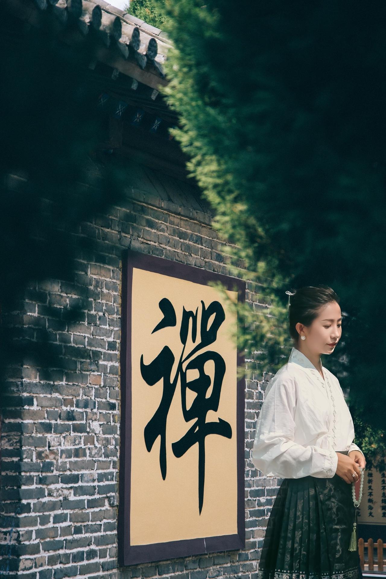 人间万事皆过眼，唯有心中一念安。若使此身如水长流，便教归途无伤害。笑对人生，以宽