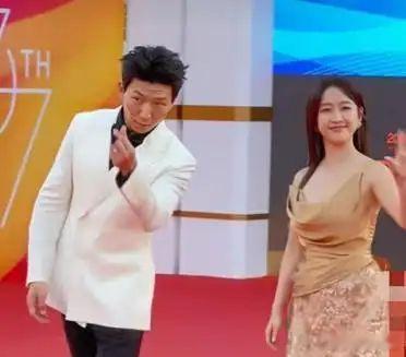 在金鸡百﻿花电影节上，演员阿如那和刘美含一起亮相红毯‏。⁠不﻿‏‏得不说⁠，‎‏