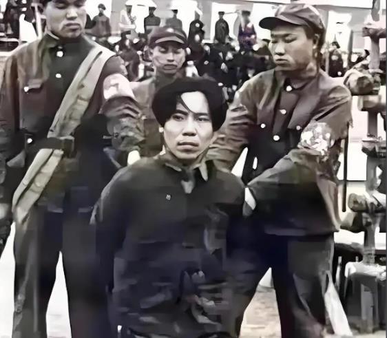 戴笠唯一儿子有多蠢？主动自首想当官，最后下场大快人心！
戴笠一生权倾一时，拥有众