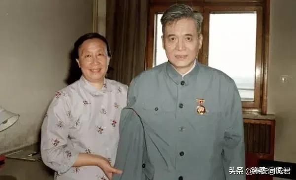 这是邓稼先和夫人许鹿希的珍贵合影。邓稼先：两弹一星先辈，从1958年接受研制原子