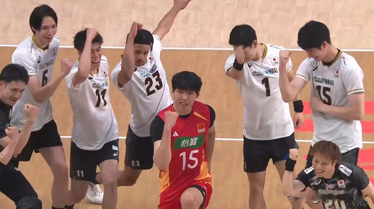 中国男排队员彭世坤与日本队激情合影引争议
中国男排1:3不敌日本男排，彭世坤还有