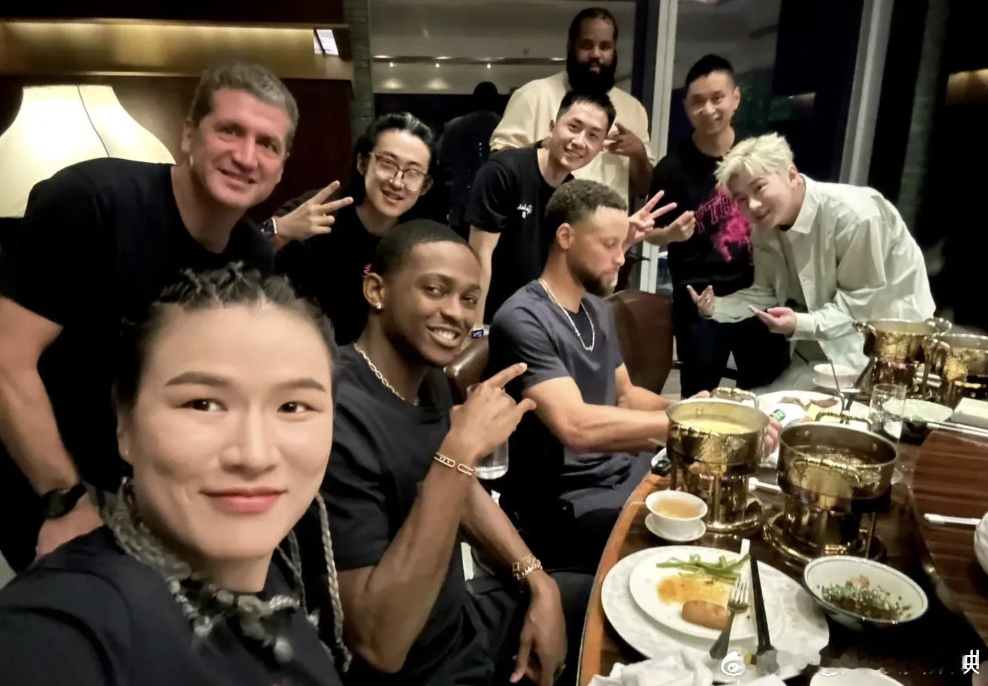 王以太再追星库里像老友见面 王以太追星天花板实录！从“教库里打麻将”到“游轮老友