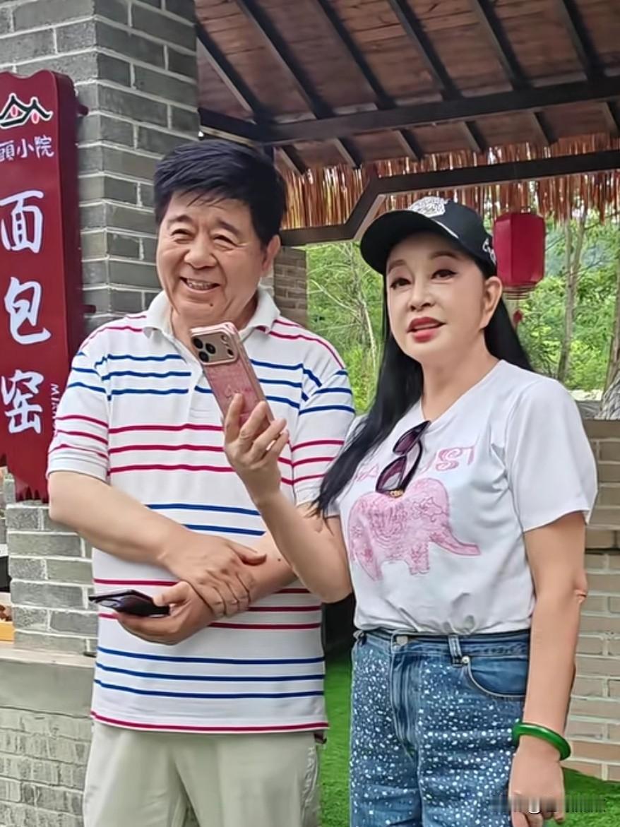 近日，刘晓庆前往长治参与活动，与她同框的这位笑容满面，和蔼可亲的男士是一位知名歌
