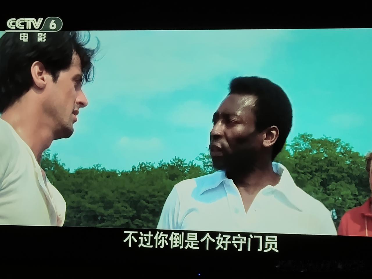 这部影片的背景是二战时期，德国关押盟军的战俘集中营，德国人为了在精神上，挫败这些
