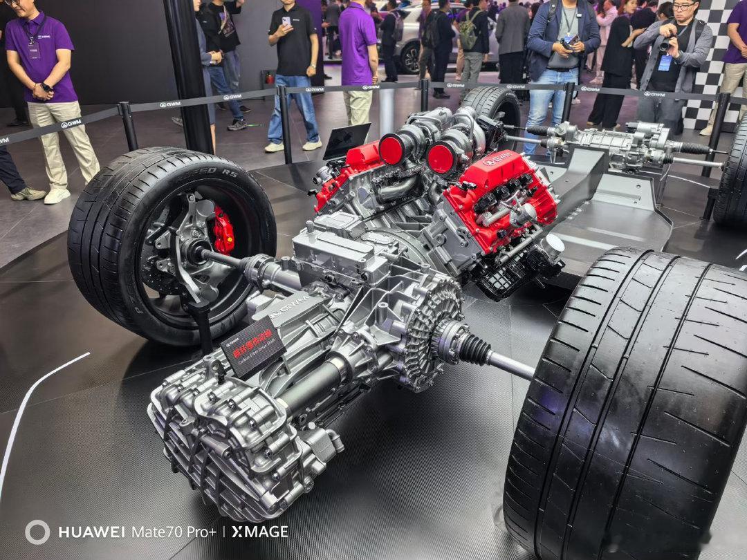 中置V8，深V涡轮，碳纤维传动轴，p2+4电机。相当于V8的NSX了，Poati