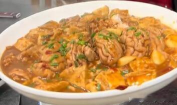 猪脑炖豆腐，不算南通特色菜，但却是南通本地家常菜馆的“常客”。不同于其他地方麻辣