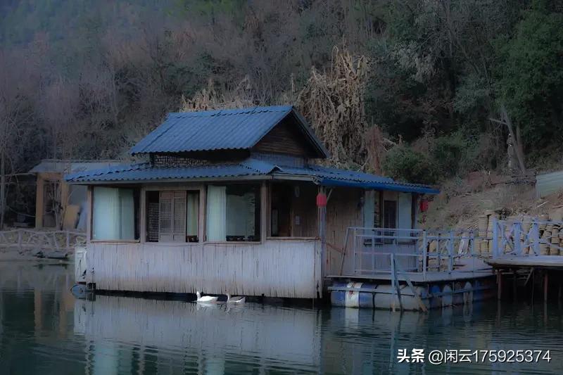 上联：半湾碧水绕茅舍，有请下联，。一片丹霞染板桥！