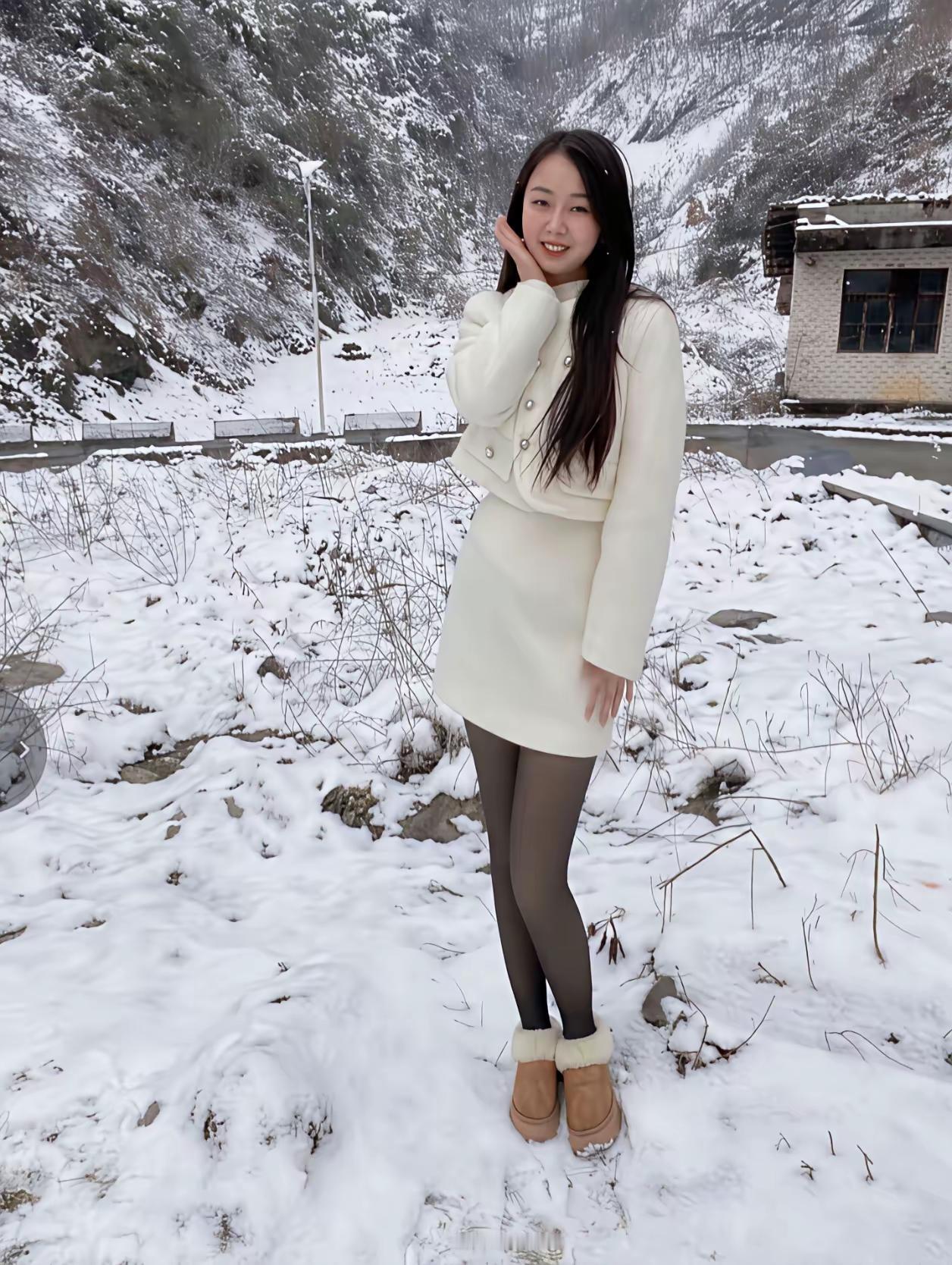 冬日暖阳下，雪地里的甜美笑容