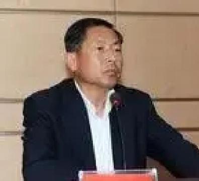 白玉亮1979年大学毕业后一头扎进鄂尔多斯市一中，这一扎就是44年。从物理教师到