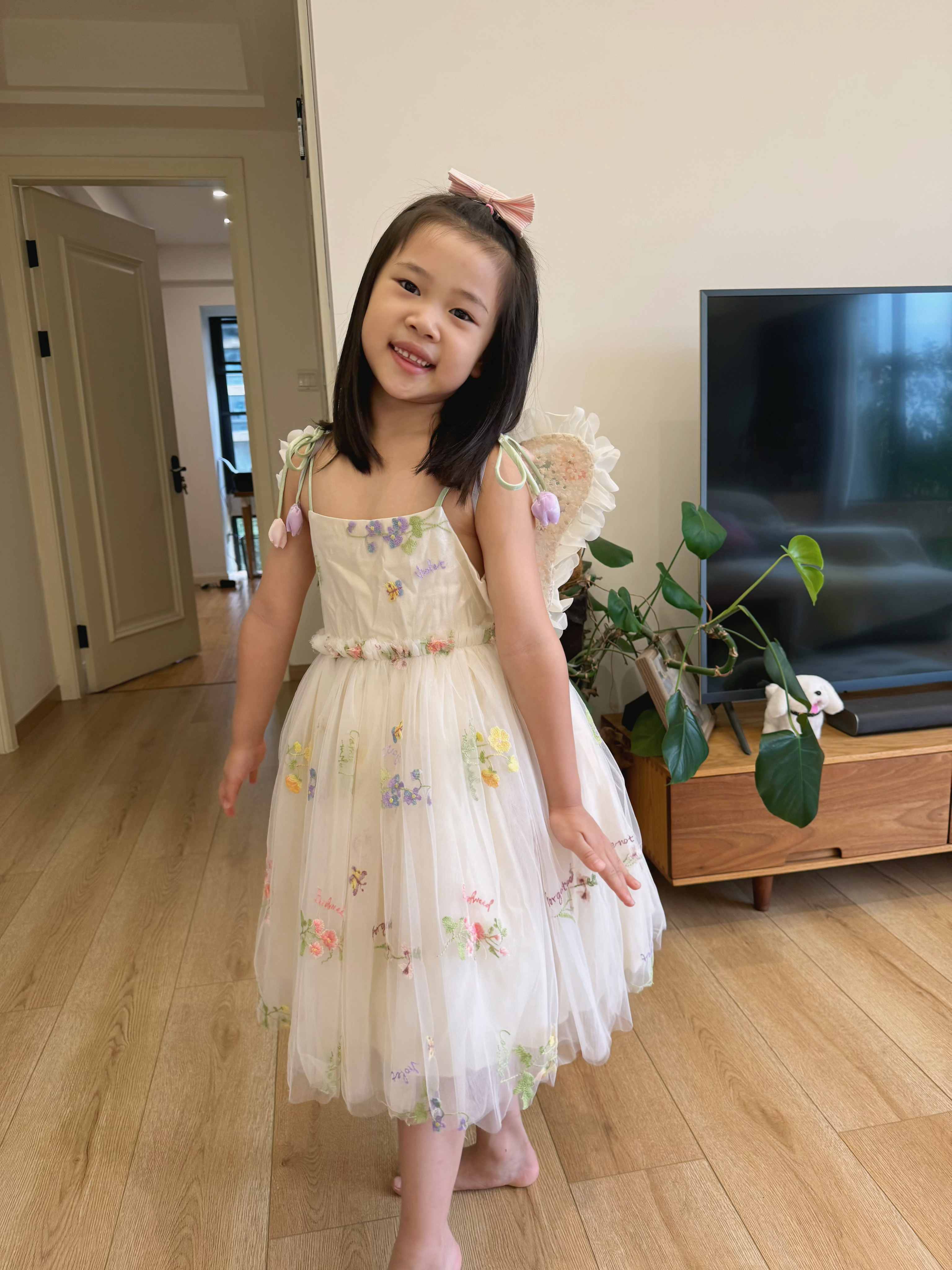 买了好几条裙子来试穿孩子大了不由己了乔妹最喜欢图7我觉得图2、图4、图5都很适合
