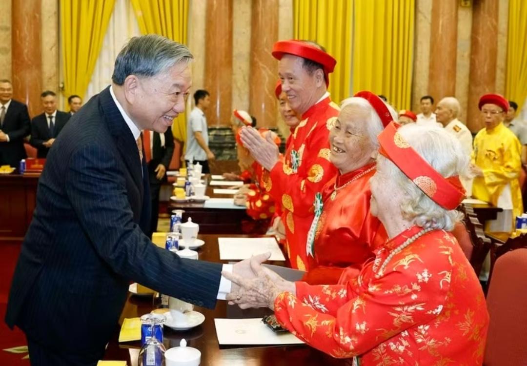 有志不在年高！苏林在主席府会见越南85位优秀老年人代表。从现场可以看到，参加会见