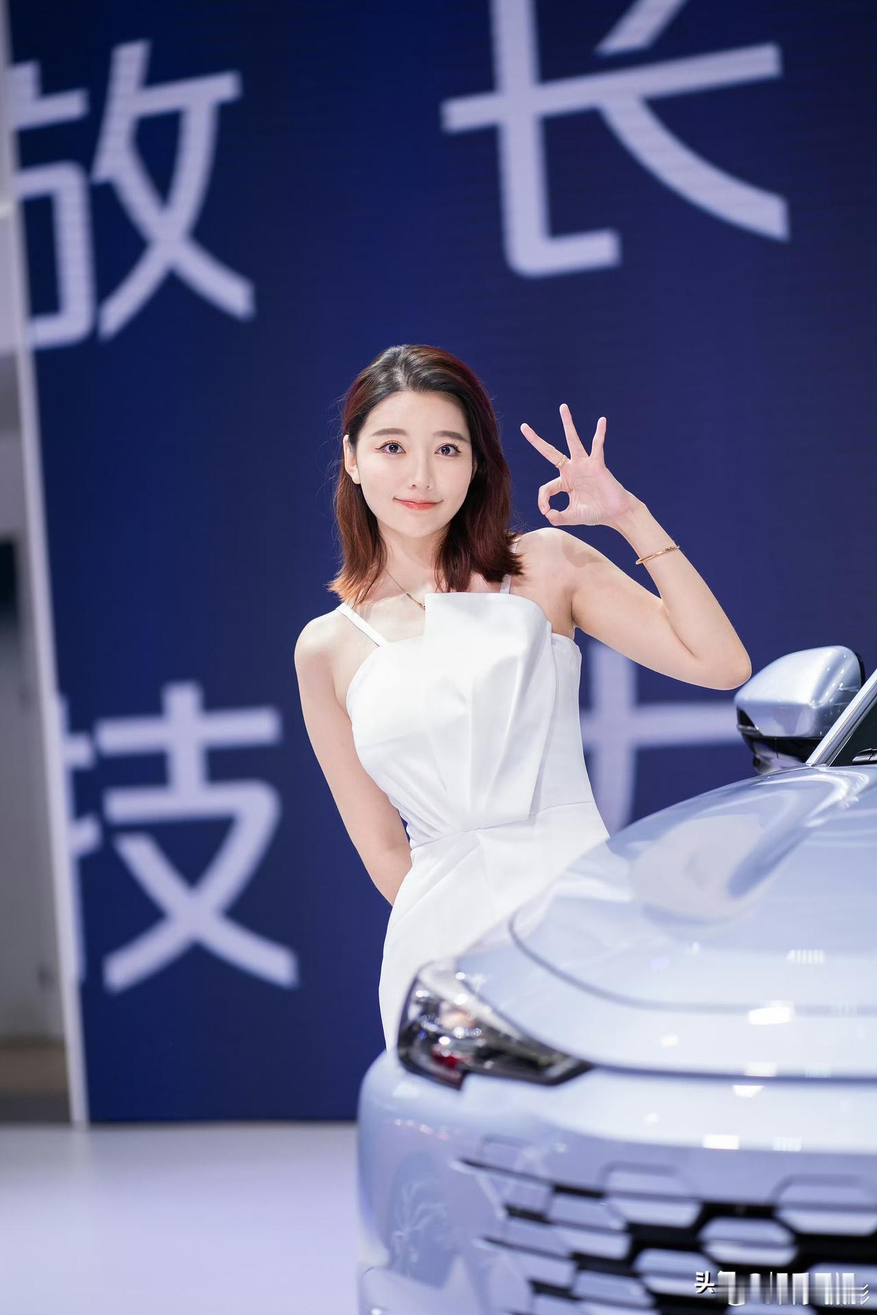 白裙傍靓车，浅笑漾柔光，今日份车展心动瞬间已签收✨