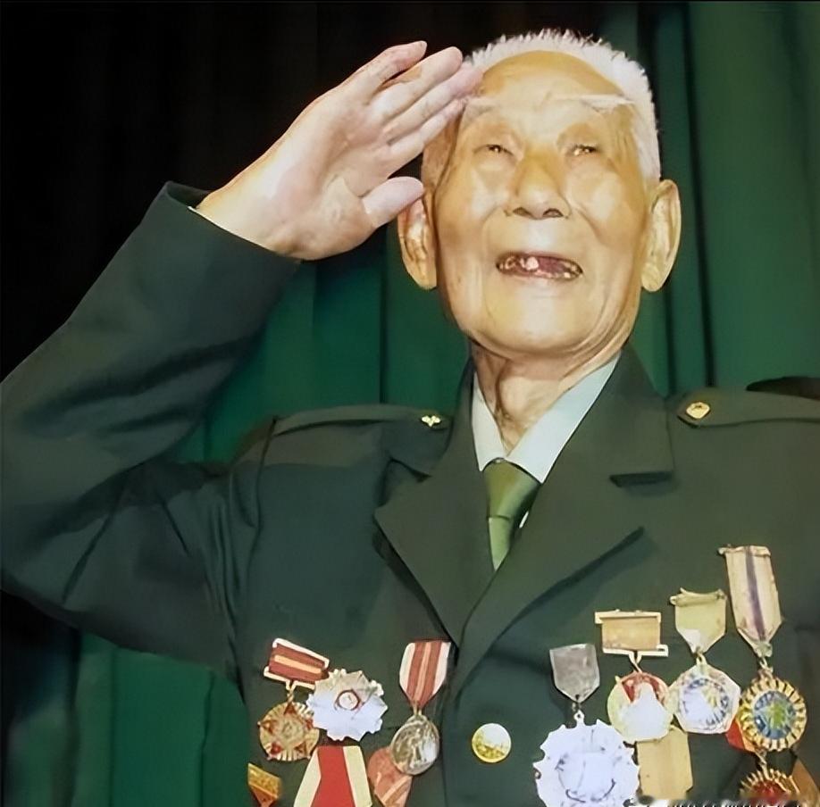 1948年夜行军时，一士兵腹痛难忍，只好离队到路边隐蔽沟壑处方便，不想当时他发现