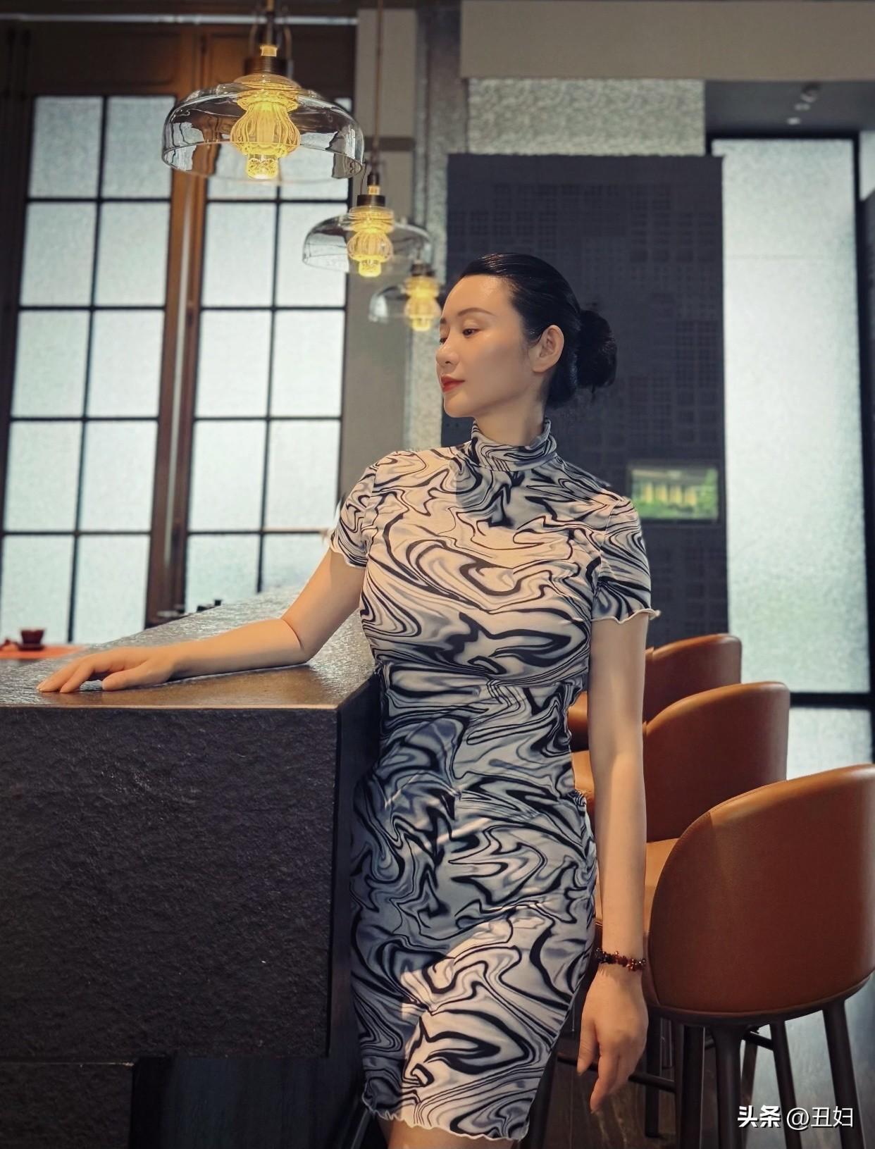 氛围感出片穿搭优雅气质，黑白旗袍，时尚穿搭，都市女性风范