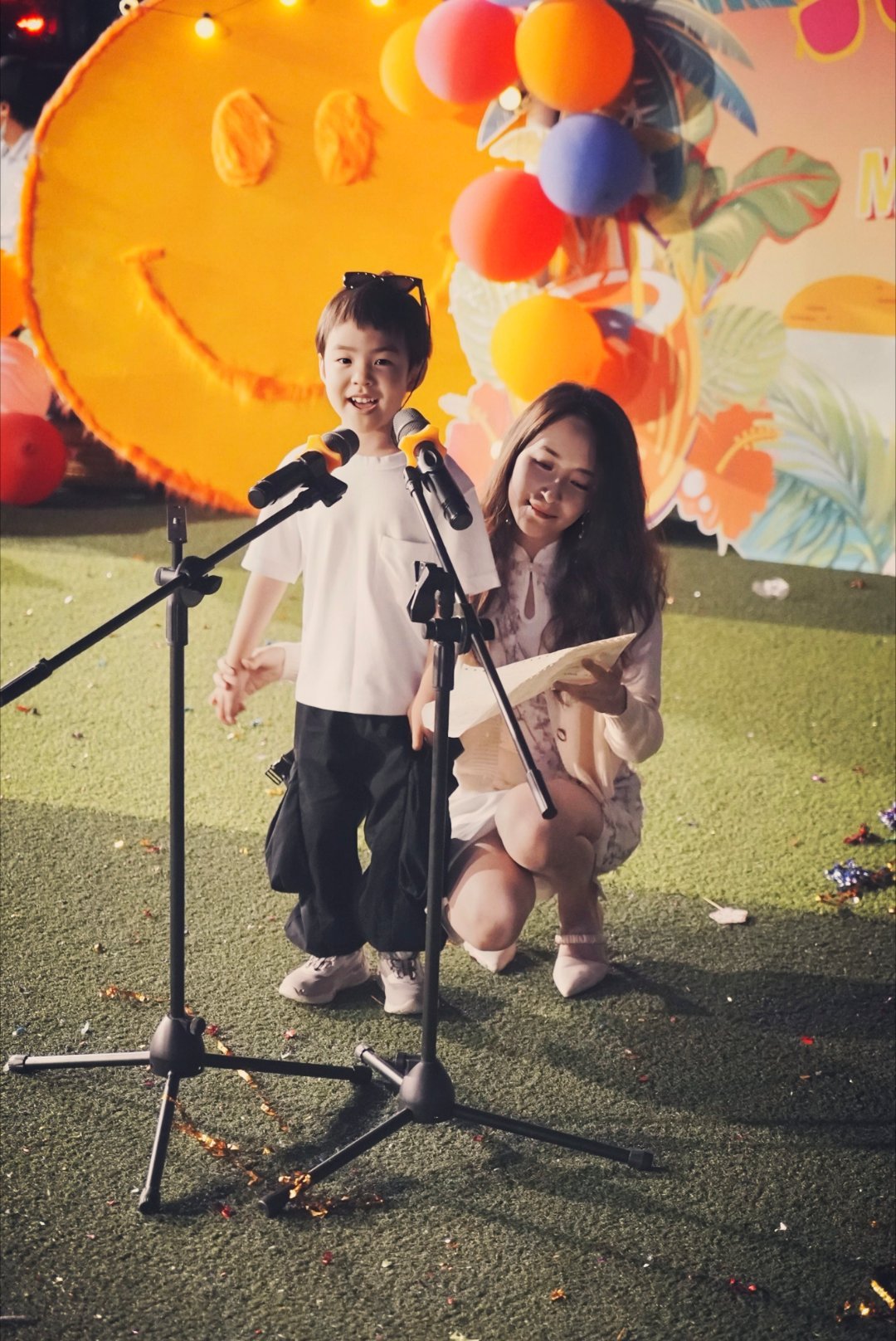 张小苗参加幼儿园的音乐节唱了首歌，唱完直接被冲上台的女同学给抱起来了，我感到很欣