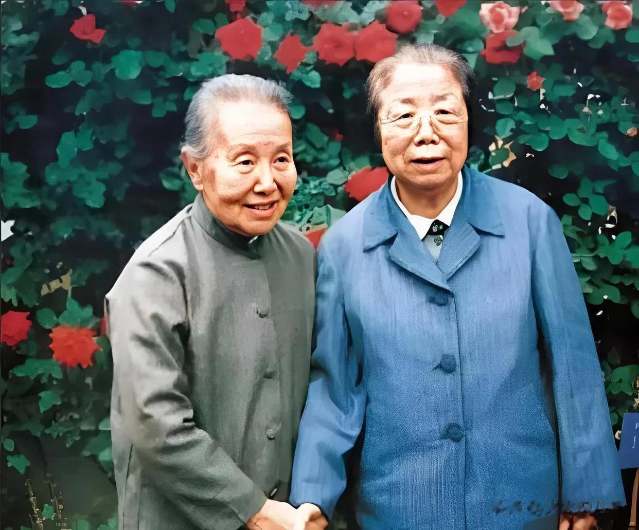 1988年，邓颖超与冰心的一张合影，画面中两位杰出的伟大女性，穿着朴实无华的衣服