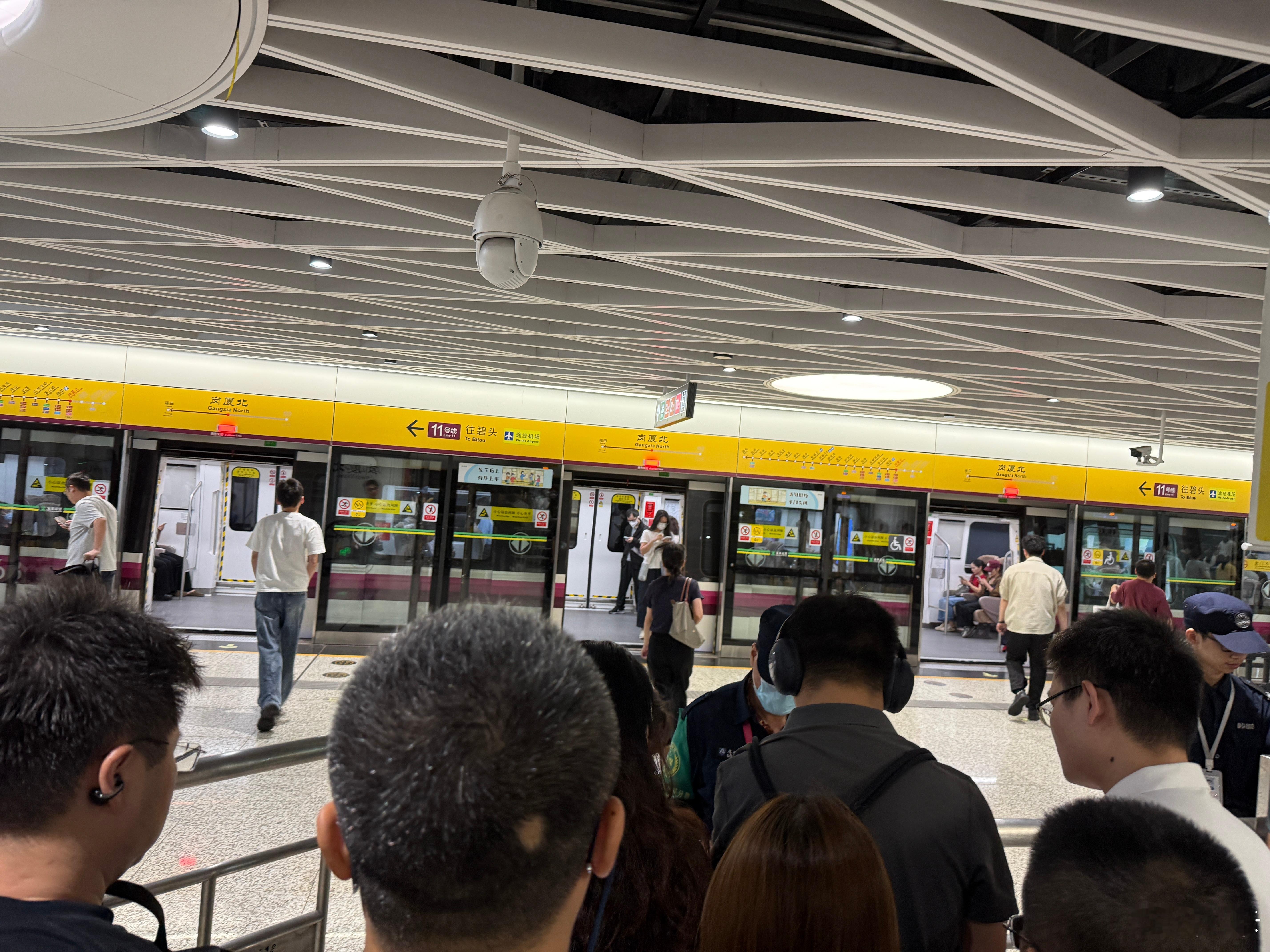 能不能在高峰期的岗厦北站商务车厢入口加几个闸机或者临时手持刷卡设备？ 每次眼睁睁