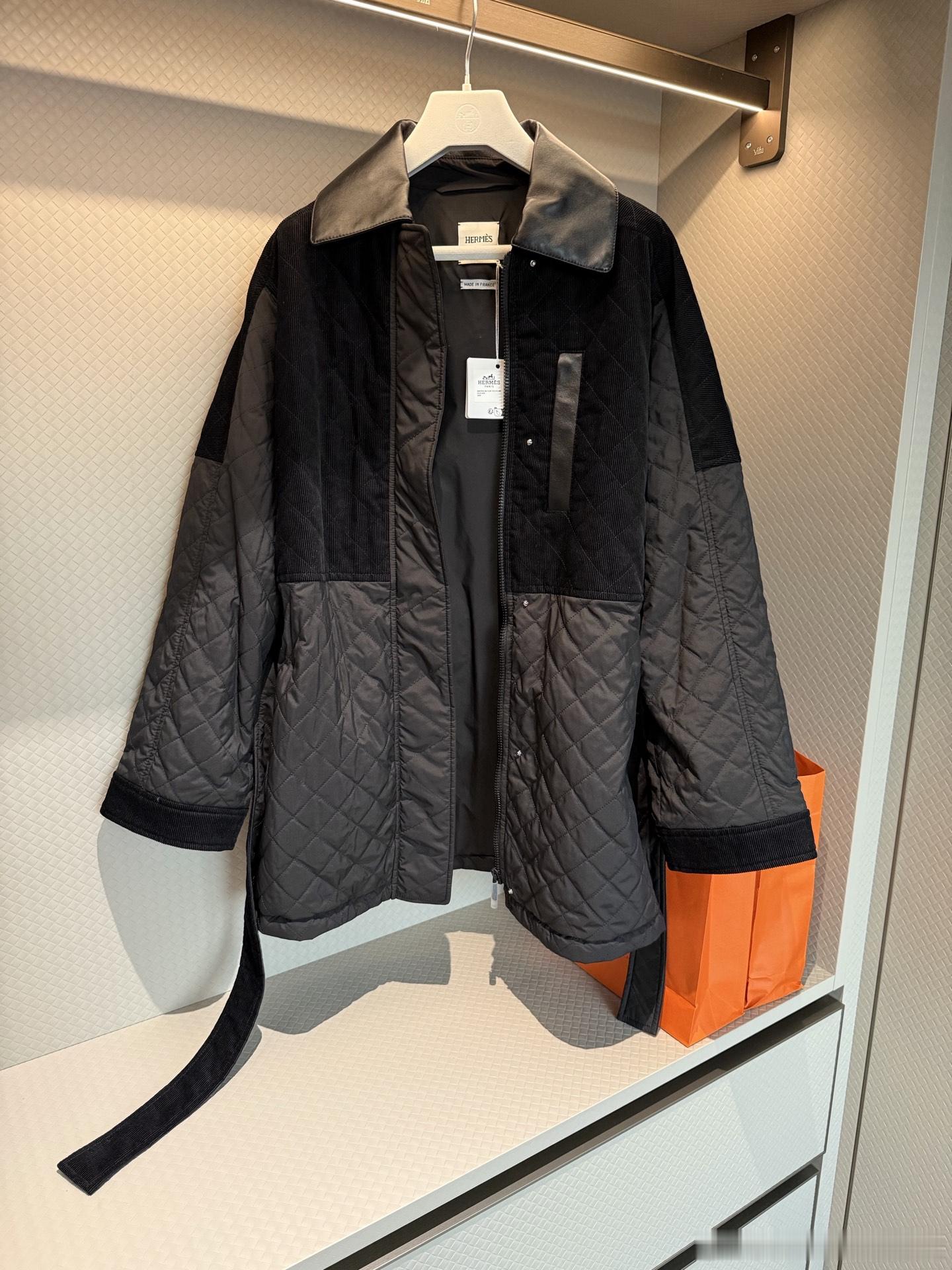Her**黑色拼接棉服夹克 整件衣服走的是低调的工装质感路线 衣身大面积是菱格绗