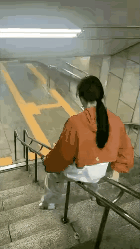 自作孽，不可活，这么大一个女孩，还像三岁小孩一样，玩滑滑梯，摔伤也自己找的。怪不