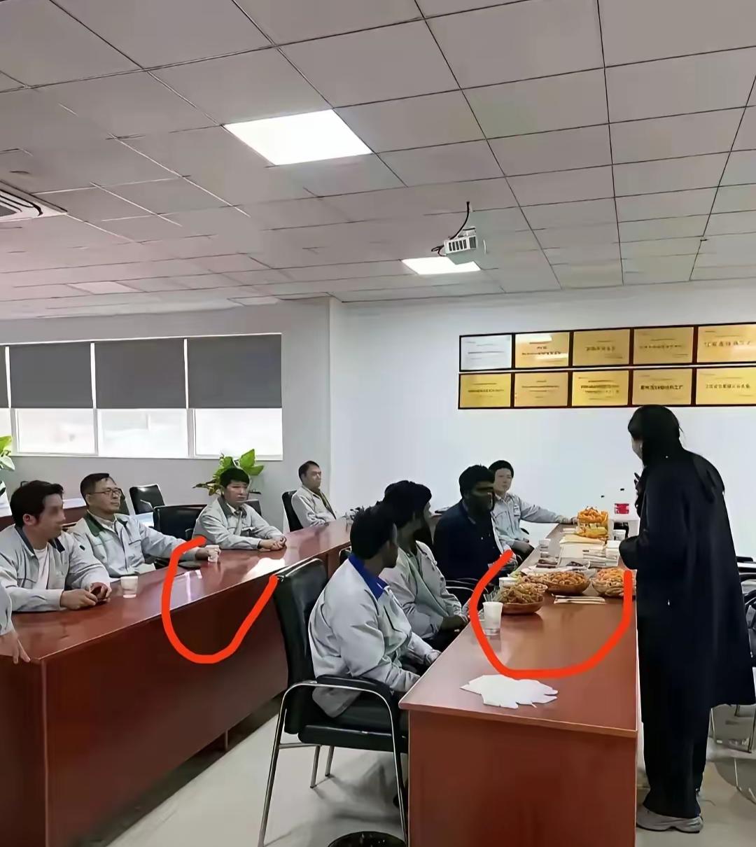 发现没，苏州这家台企，开会时印度人的桌面摆满吃的，可是再仔细一看，中国人坐的桌面