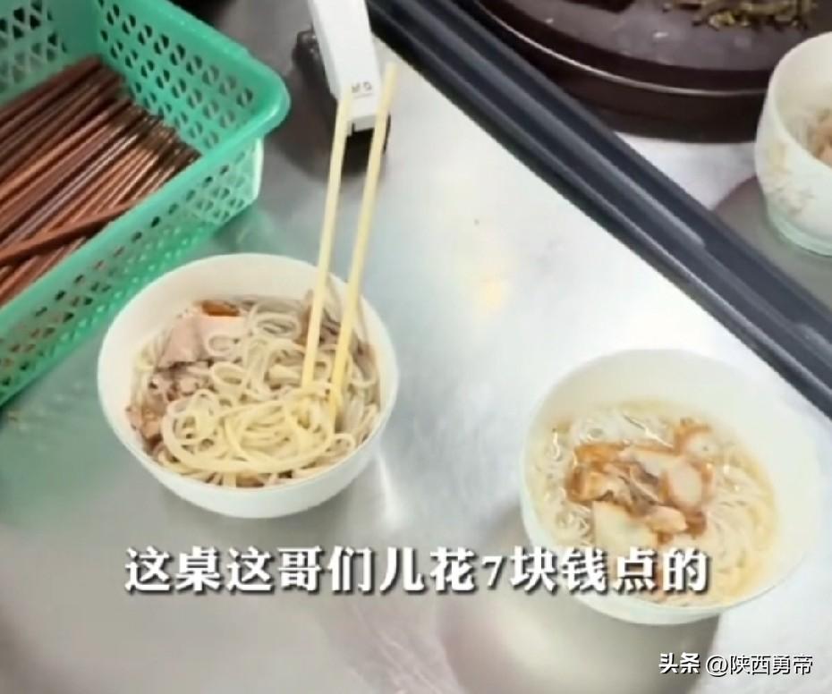 “又出现阴阳菜单，真让人无语！”近日，广西阳朔，一外地女子，去当地米粉店吃饭，女