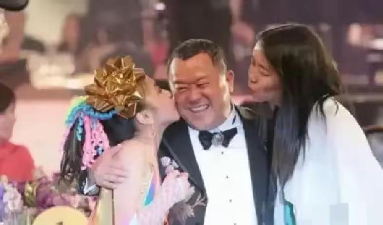 2006年，谭咏麟挖苦曾志伟：“恭喜你啊，嫁女荣升岳父。”曾志伟大怒：“你怎么还