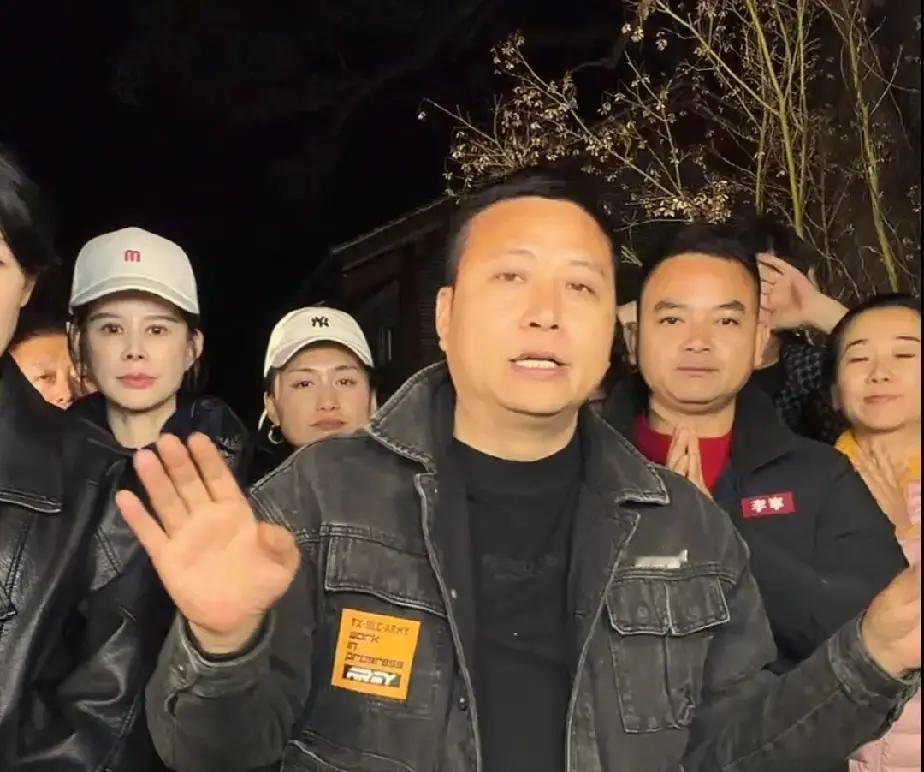 海哥昨晚年货节直播，开场十分钟就把一款东北冻梨干卖空。

直播间里他举着冻梨干，