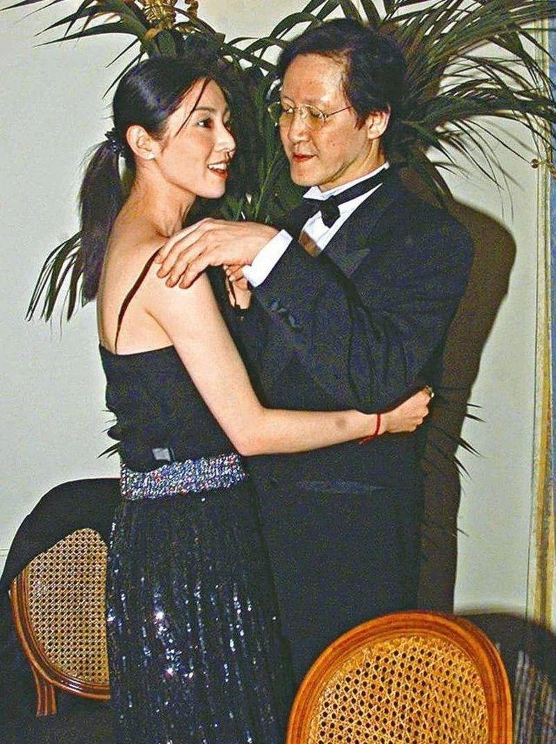 1998年，香港影坛大亨向华胜的私人饭局上，一位年轻女子悄然出现。她并非圈内明星