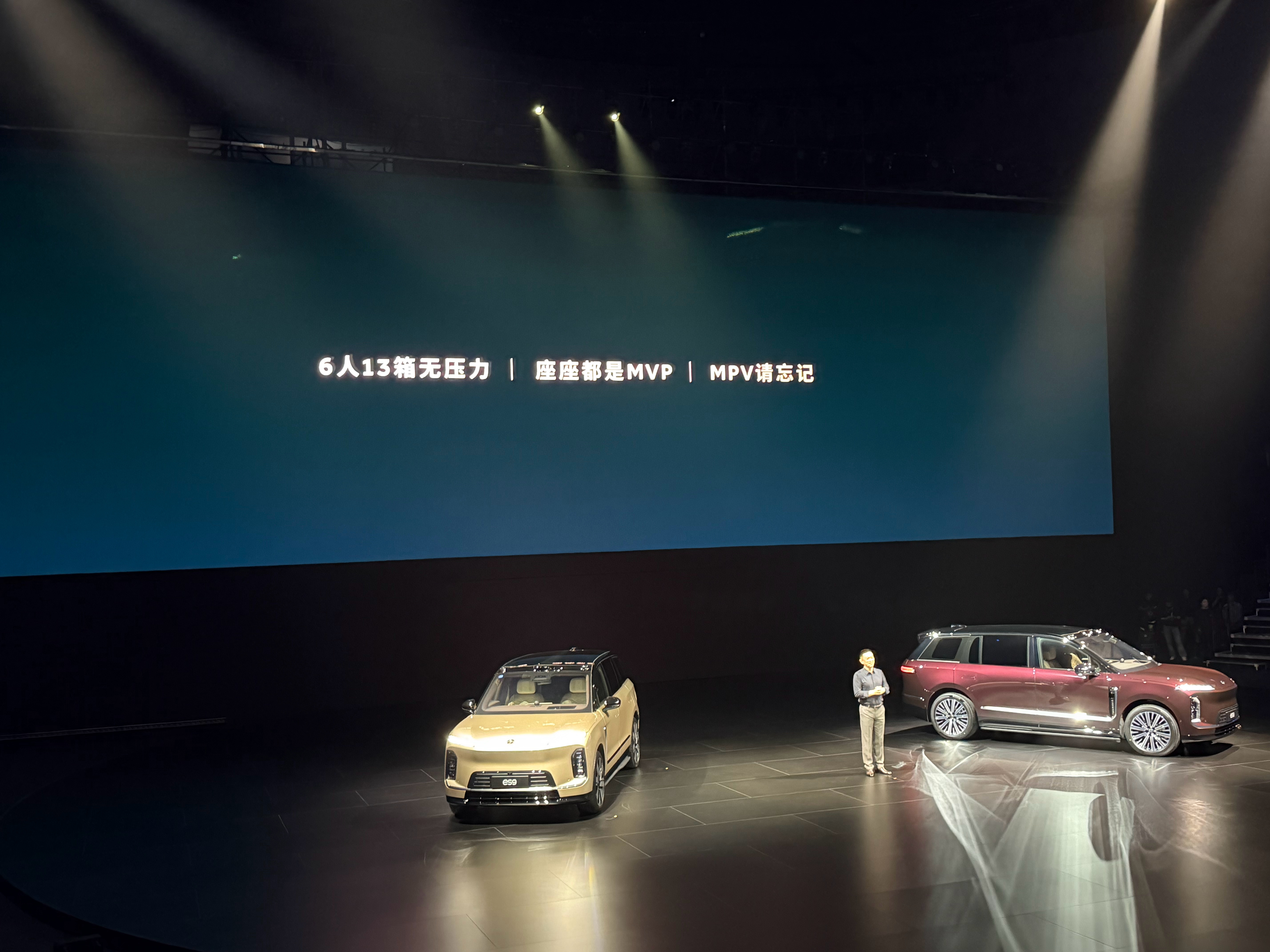 斌哥：想买MPV的朋友一定要去体验一下蔚来ES9。而且今晚直接对标的就是MPV，