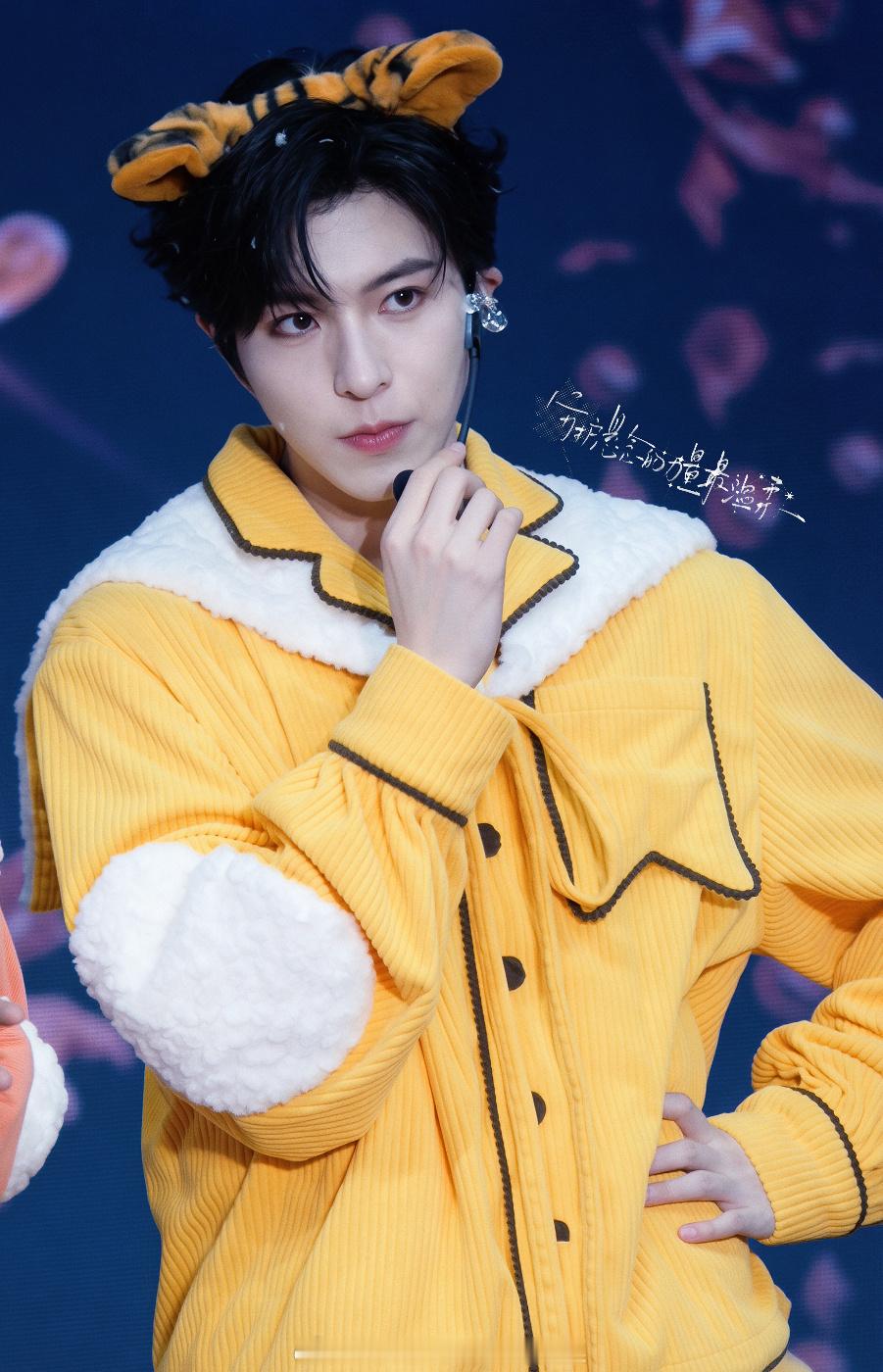 童话里的小脑虎🐯跑出来啦暖黄睡衣裹着软乎乎的少年气，连指尖都沾着奶fufu的甜