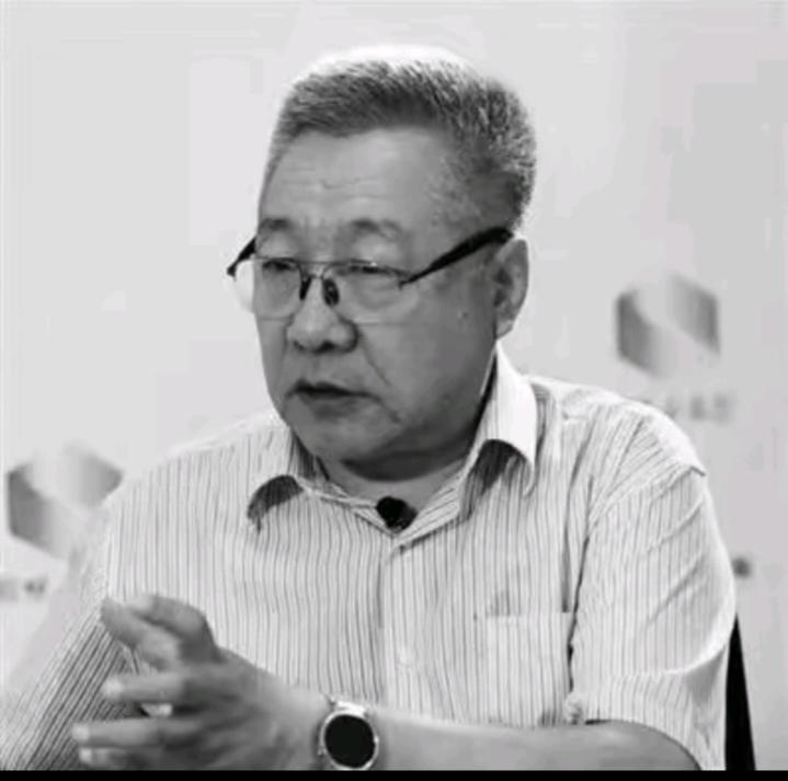 作为中国社科院世界社保研究中心主任权高位重的人，却在头条平台遭到许多人的吐槽，郑