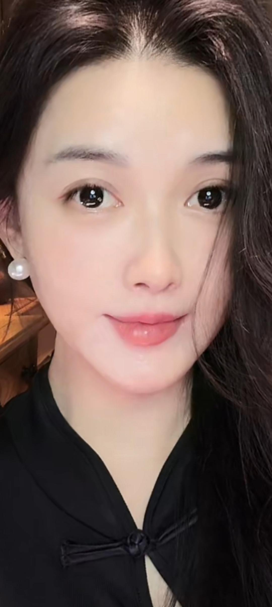 这位美女看起来好温柔哦！