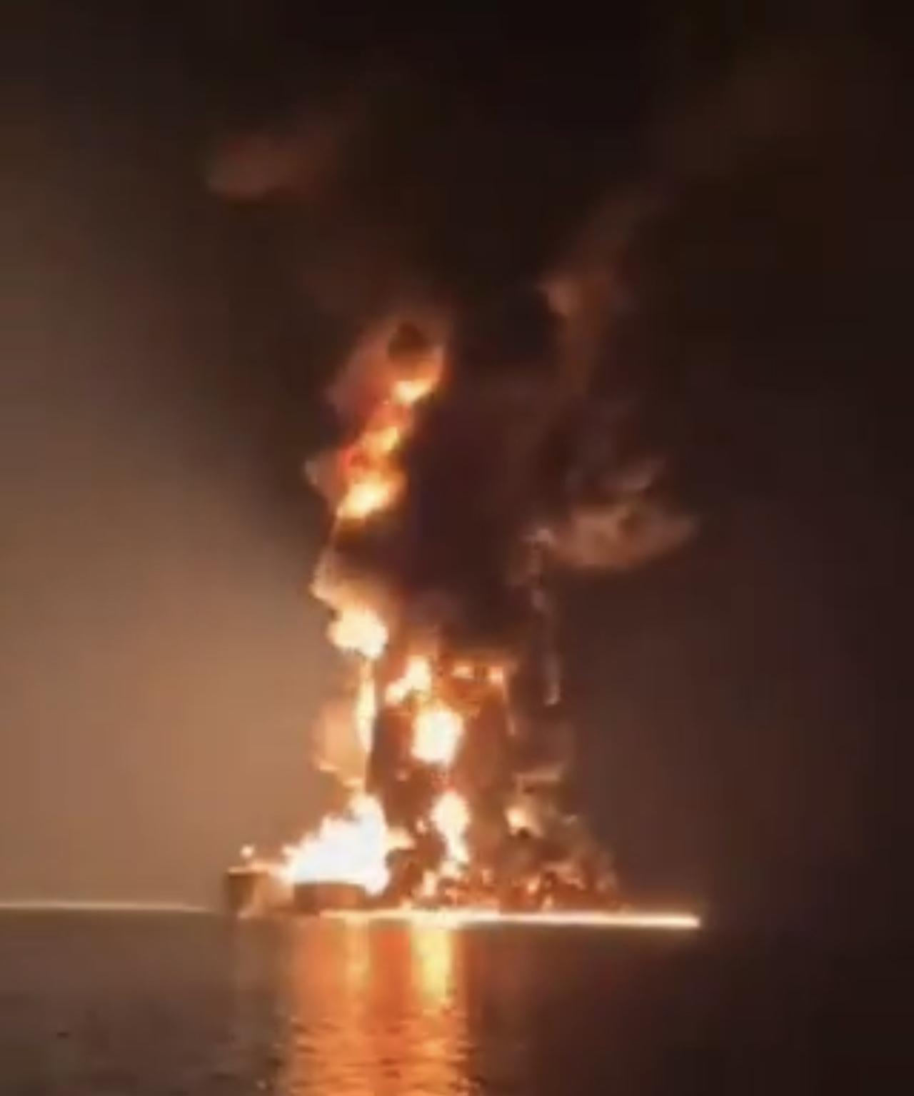 伊朗神风特攻队无人机袭击了阿联酋在霍尔木兹海峡以外唯一的石油出口港富查伊拉港，迫