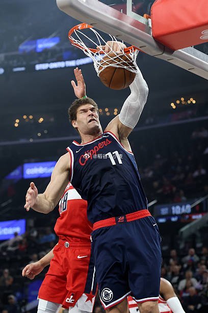 快船球迷对于布鲁克-洛佩斯目前的能力明显是有些过于乐观了。即使是这场对奇才的比赛