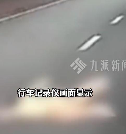 隧道内一女子精神问题突发，爬出副驾站上车顶一跃而下，后方大货车紧急避让险些侧翻！