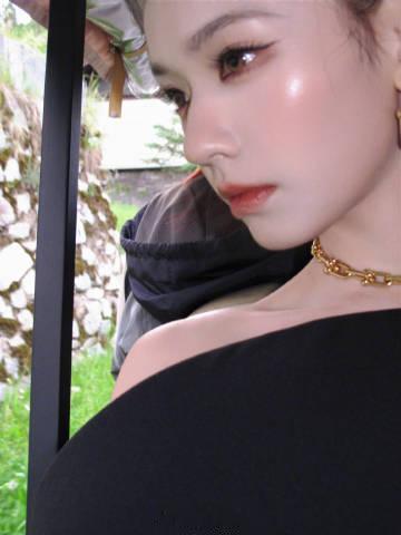 林允觉得听真话更重要 面对演艺路上的自我怀疑，林允偏爱倾听挚友的真实点评，无论是