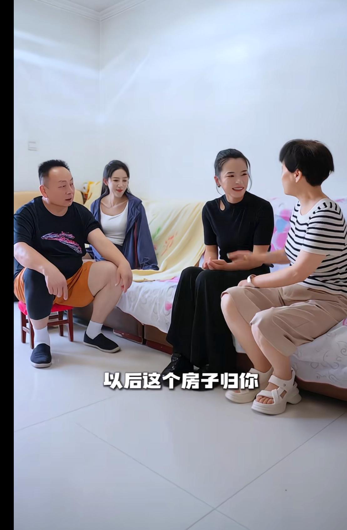 麦小登的公公婆婆当着麦小登的面，把家里的老房子送给了二姑姐。

都知道麦小登的二