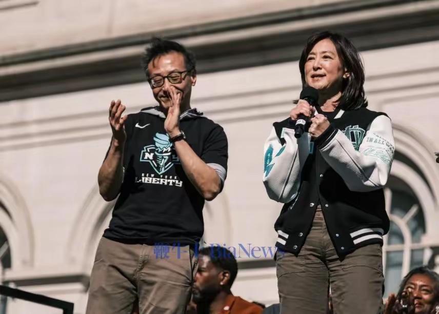 一对夫妇在台上热情演讲。难道是技术性离婚？