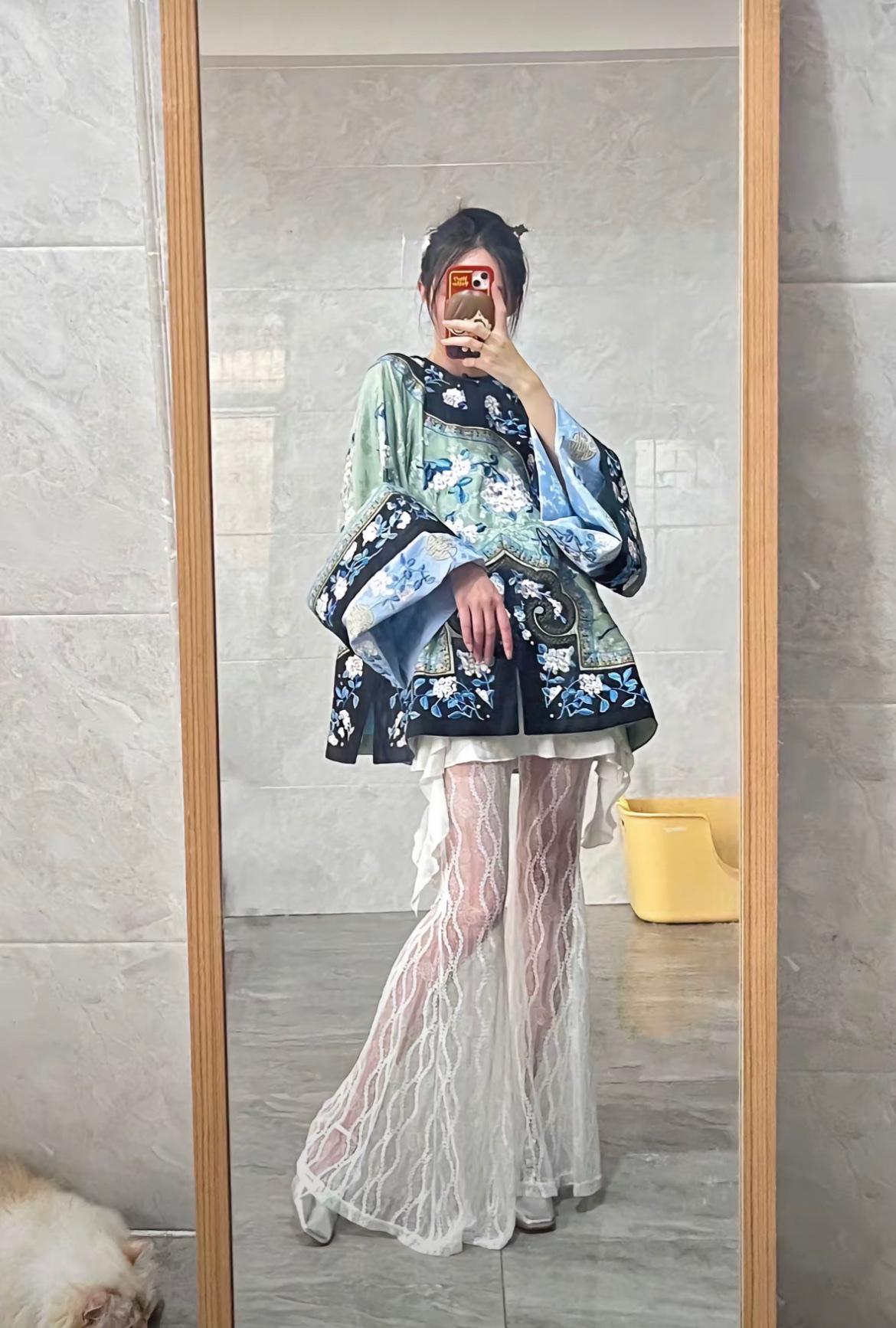 第一次见这种古风和现代搭配的穿搭，上半身像是清代格格，下半身是半透明的裤裙，显得