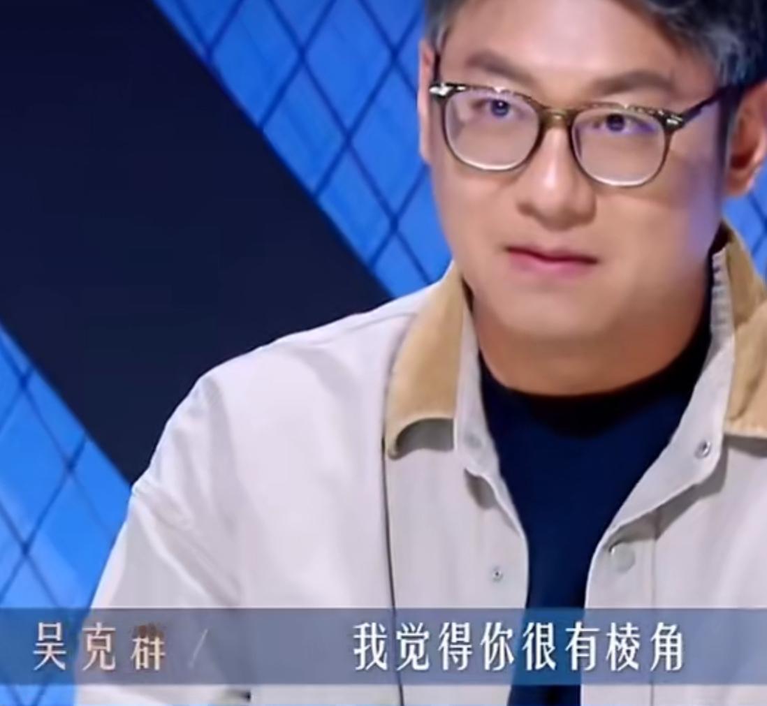 吴克群锐评梁源说乐评人不是锤子。
梁源太喜欢找茬，几乎成为《有歌》选手们的众矢之