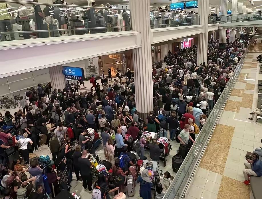 以色列现在是不允许拍照的，但外网还是传出了一些特拉维夫被炸得惨不忍睹的照片。
​