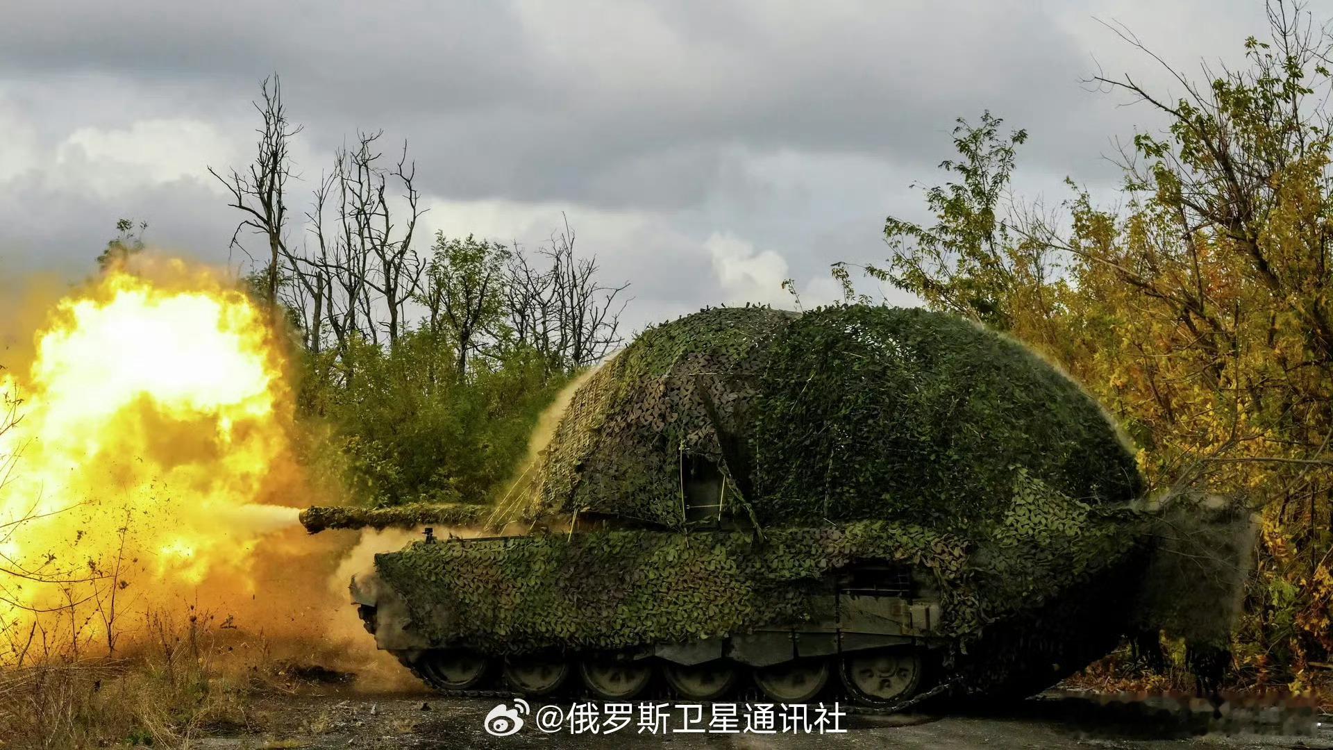 【俄国防部：俄军坦克兵摧毁乌军装甲车队阻止其轮换 】俄罗斯国防部发布消息称，“东