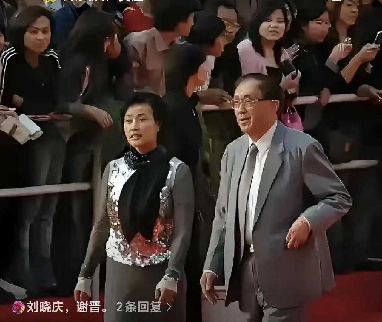 2004年，刘晓庆刚出狱，谢导带她走红地毯，“同类人”没人能做到。
一生中能遇到