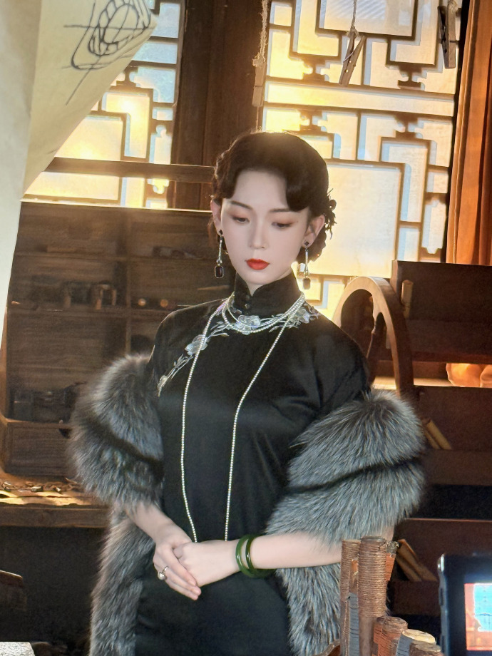 陈瑶我要给你打电话古宅长灯映出陈瑶纤细身影，旗袍刺绣细腻考究，毛绒披肩柔和了冷调