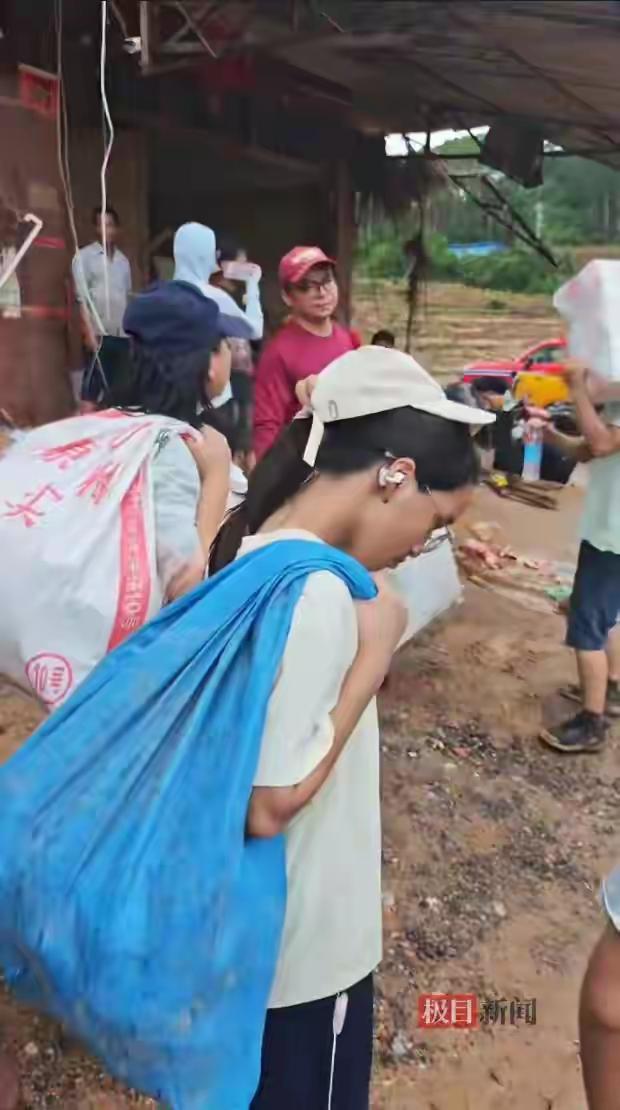 破防全网！3名00后少年徒步12公里夺命险路，4小时泥地逆行，救整村人。
 （个